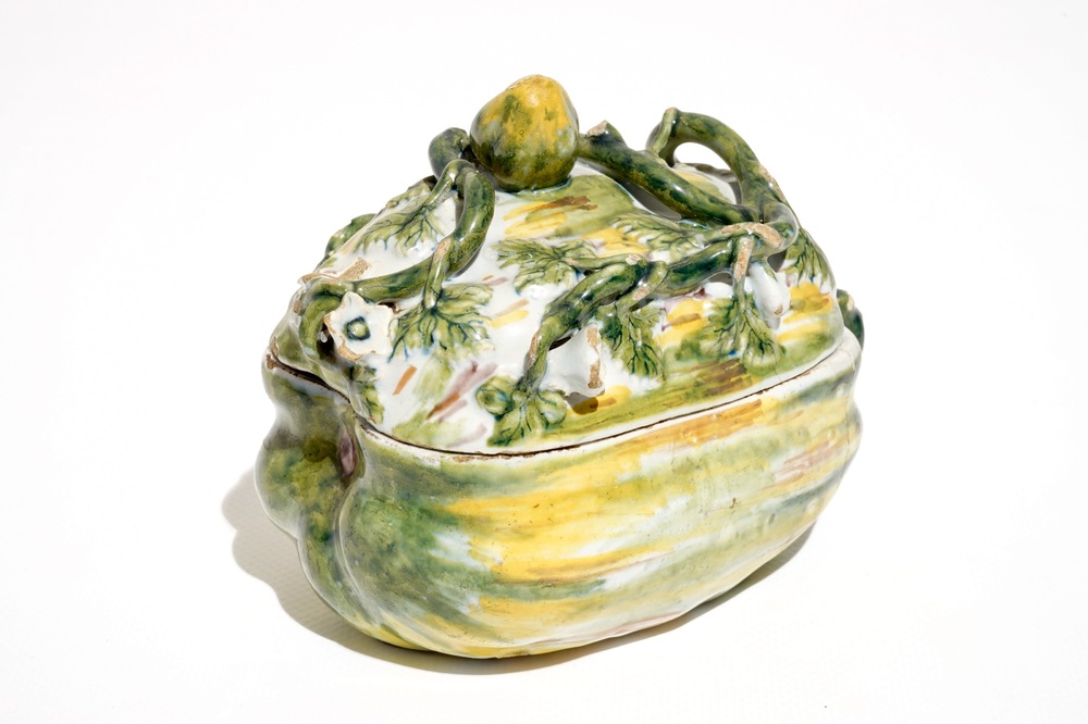 Een polychrome Delftse terrine in de vorm van een pompoen, 18e eeuw