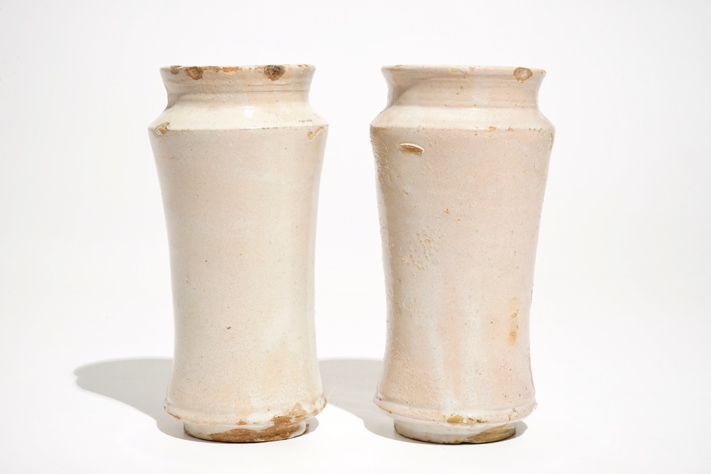 A pair of monochrome white maiolica albarelli, Italy, 17/18th C.