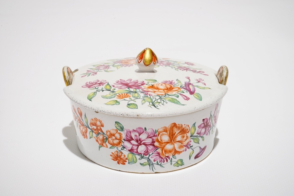 Een polychrome Delftse petit feu botervloot met floraal decor, 18e eeuw
