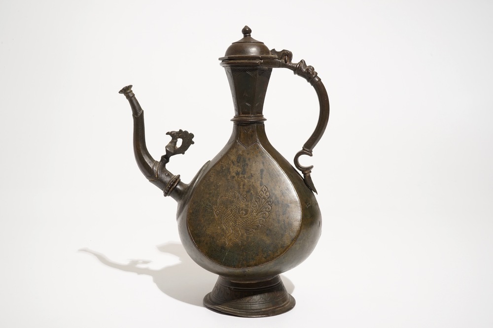 Een Islamitische bronzen kan met inscriptie, Qajar, Iran, 19e eeuw