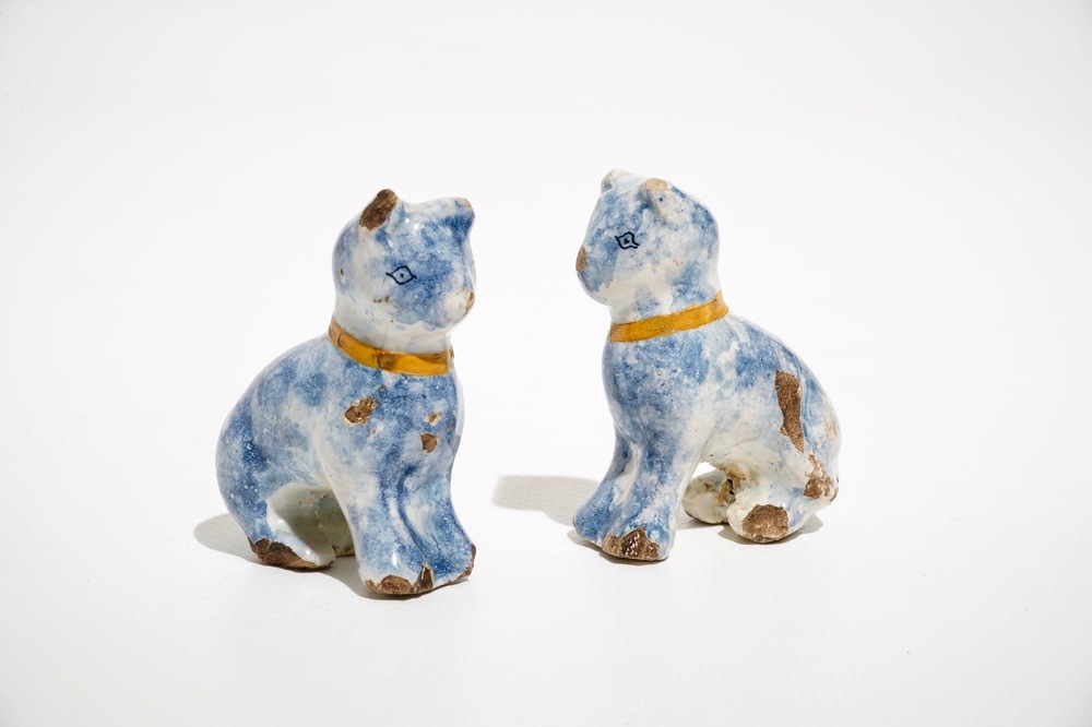 Une paire de petits mod&egrave;les de chats en fa&iuml;ence de Delft polychrome, 18&egrave;me
