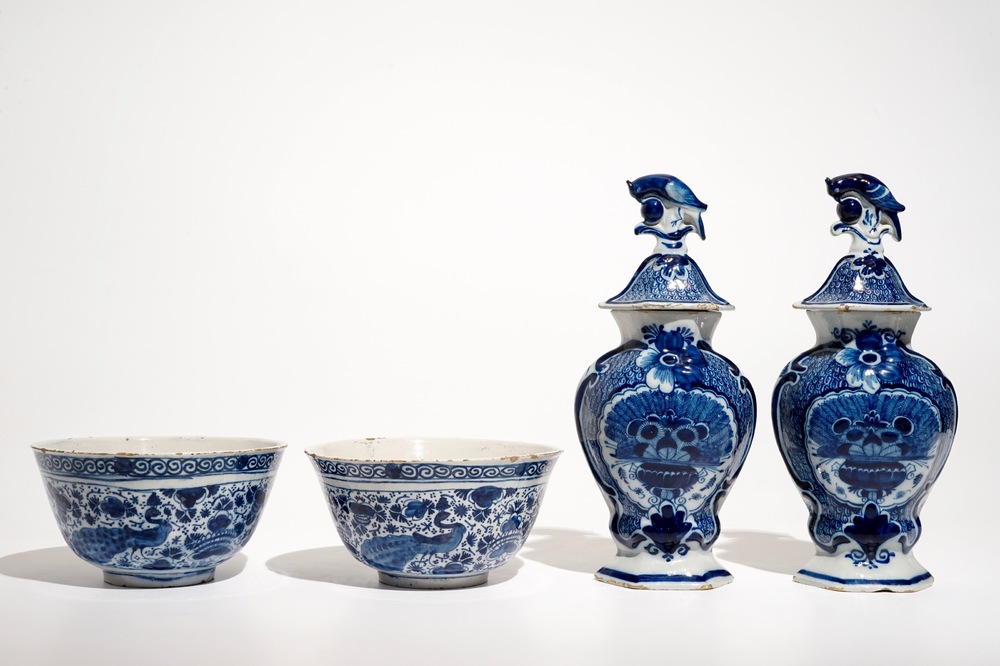 Une paire de bols et une paire de vases couverts en fa&iuml;ence de Delft bleu et blanc, 18&egrave;me