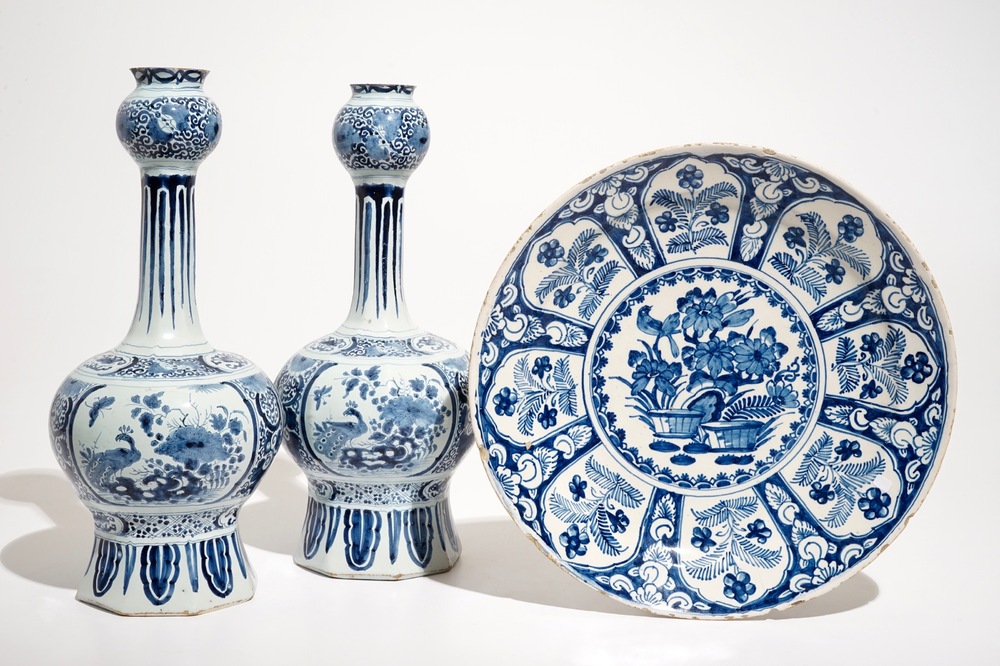 Une paire de vases et un plat en fa&iuml;ence de Delft bleu et blanc, 17/18&egrave;me