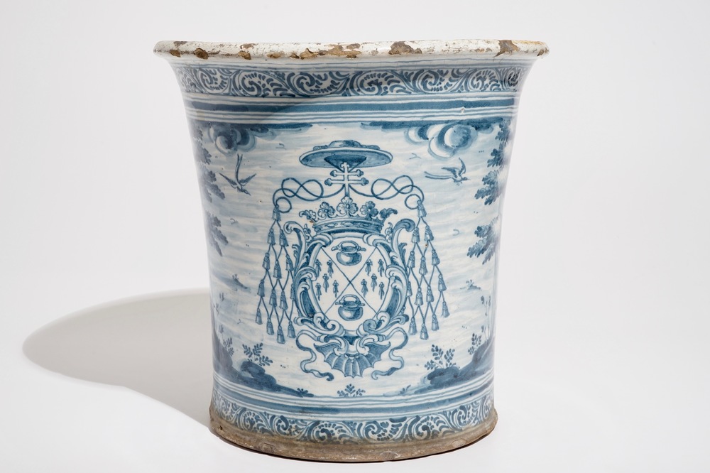 Un grand cache-pot armori&eacute; &agrave; d&eacute;cor d'animaux en fa&iuml;ence de Talavera, Espagne, 17/18&egrave;me
