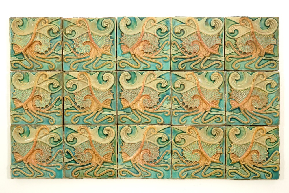 Emile M&uuml;ller &amp; Co., Paris, ensemble de 15 carreaux Art Nouveau &agrave; d&eacute;cor en relief, 19&egrave;me