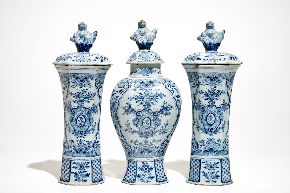 Een groot driedelig blauwwit Delfts kaststel, 18e eeuw