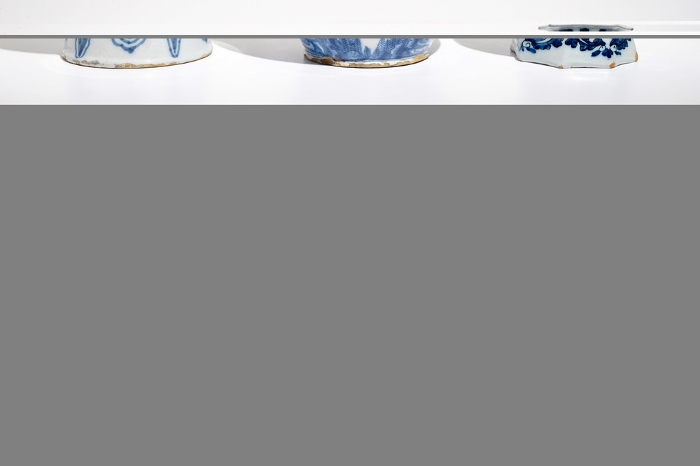 Drie blauwwitte Delftse vazen met chinoiserie decor, 17/18e eeuw