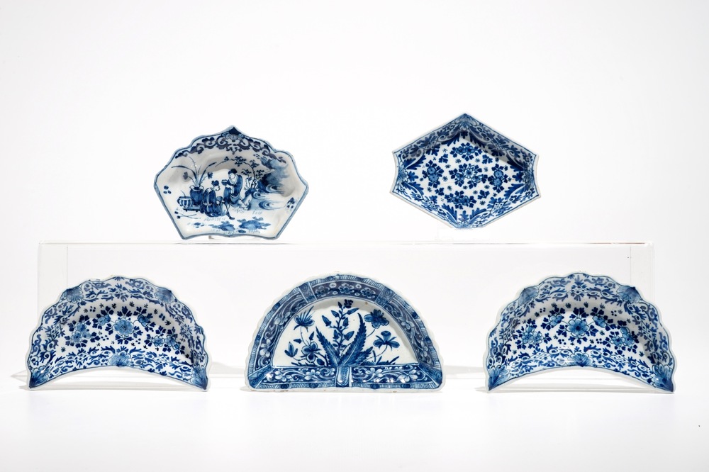 Cinq assiettes de services &agrave; mendiants en fa&iuml;ence de Delft bleu et blanc, 17/18&egrave;me