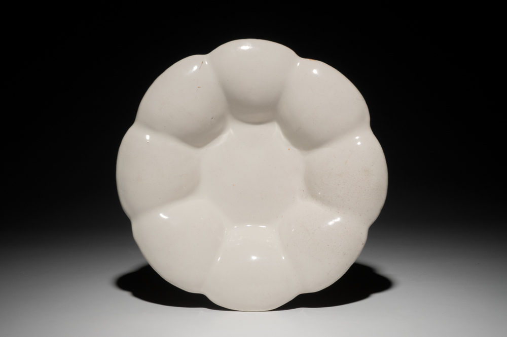 Un plat polylob&eacute; en fa&iuml;ence blanche de Delft, 17&egrave;me
