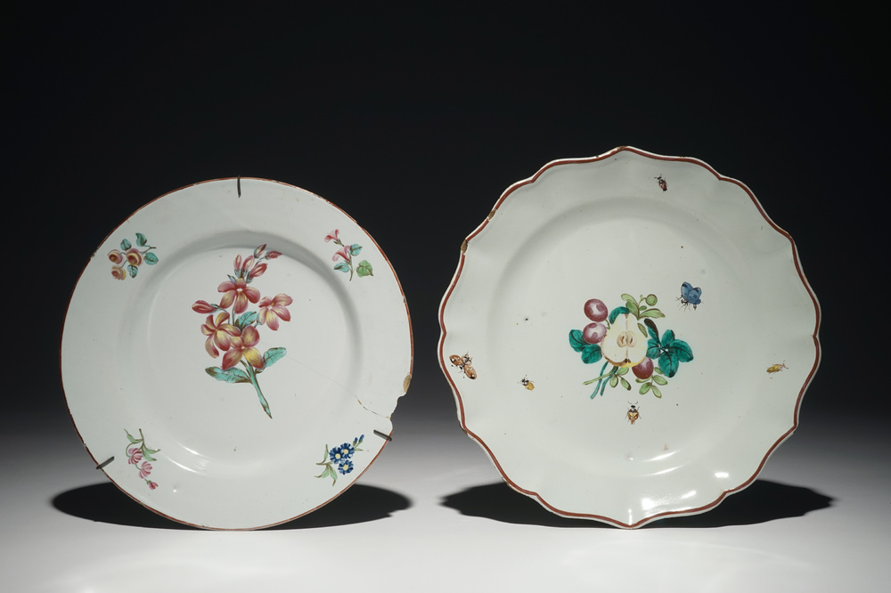 Deux assiettes en fa&iuml;ence polychrome de Tournai, 18&egrave;me