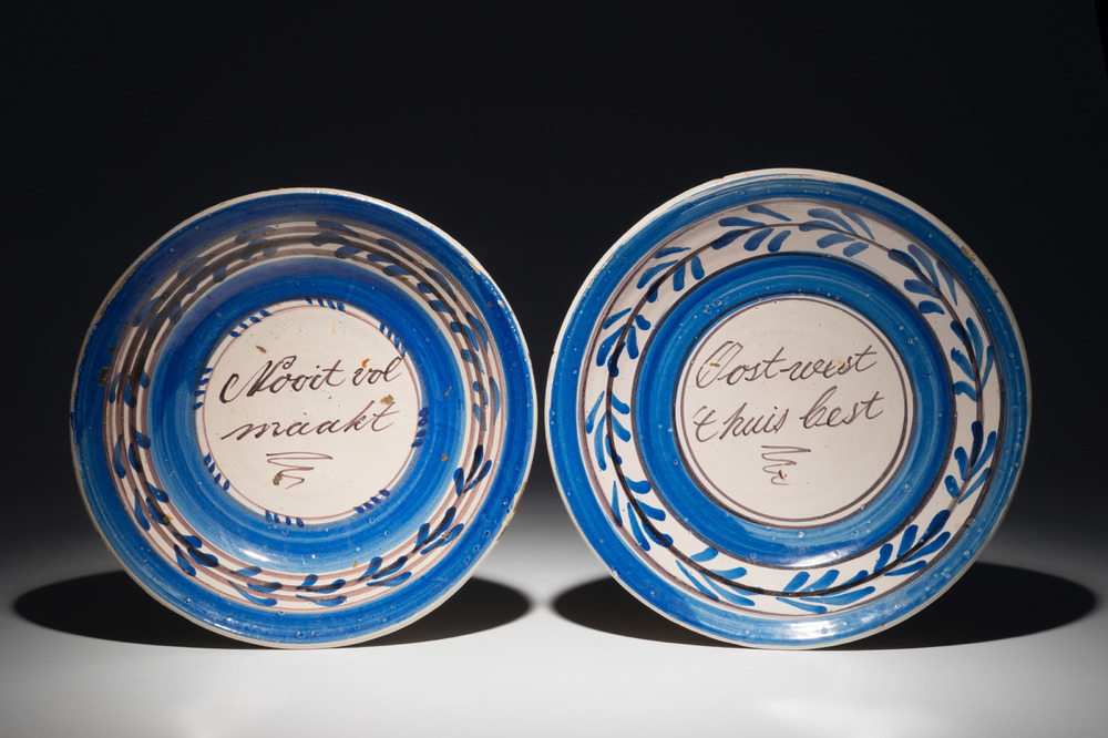 Deux plats aux proverbes en fa&iuml;ence de Makkum, la Frise, 1&egrave;re moiti&eacute; du 19&egrave;me
