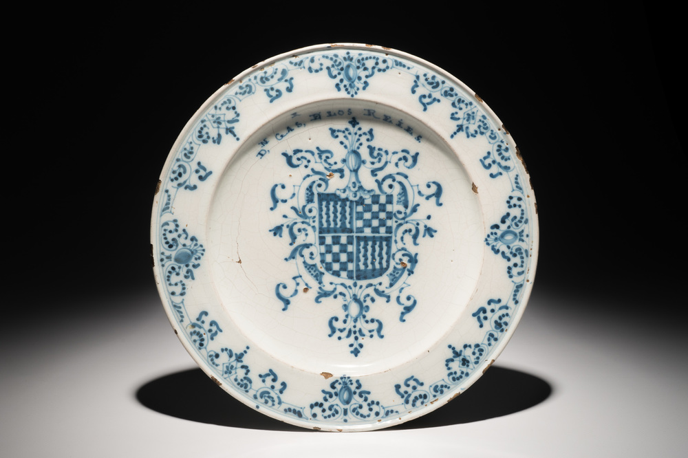Een blauwwitte wapenschotel met inscriptie, Talavera, Spanje, 18e eeuw