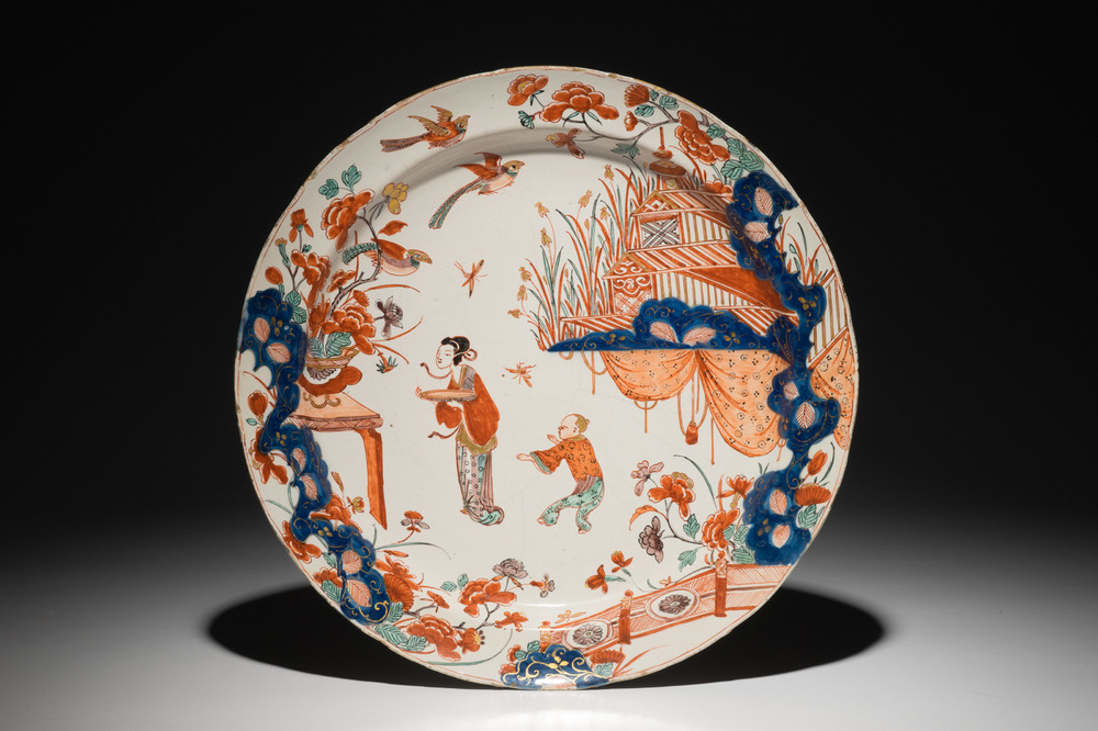 Un plat en fa&iuml;ence dor&eacute;e de Delft &agrave; d&eacute;cor de chinoiserie, 18&egrave;me