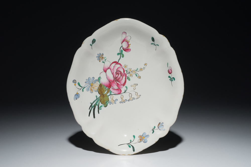 Une coupe ovale en fa&iuml;ence de l'Est, Joseph Hannong, Strasbourg, 18&egrave;me