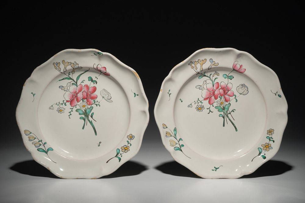 Une paire d'assiettes en fa&iuml;ence de l'Est, Joseph Hannong, Strasbourg, 18&egrave;me