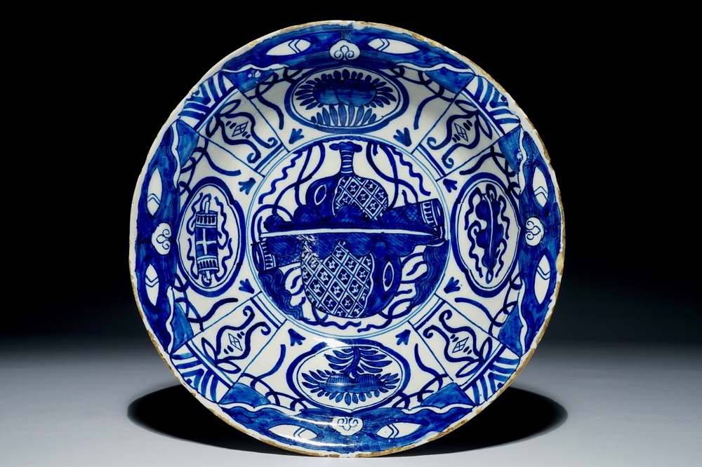 Een grote Delftse blauwwitte kom in Ming-stijl, 2e helft 17e eeuw