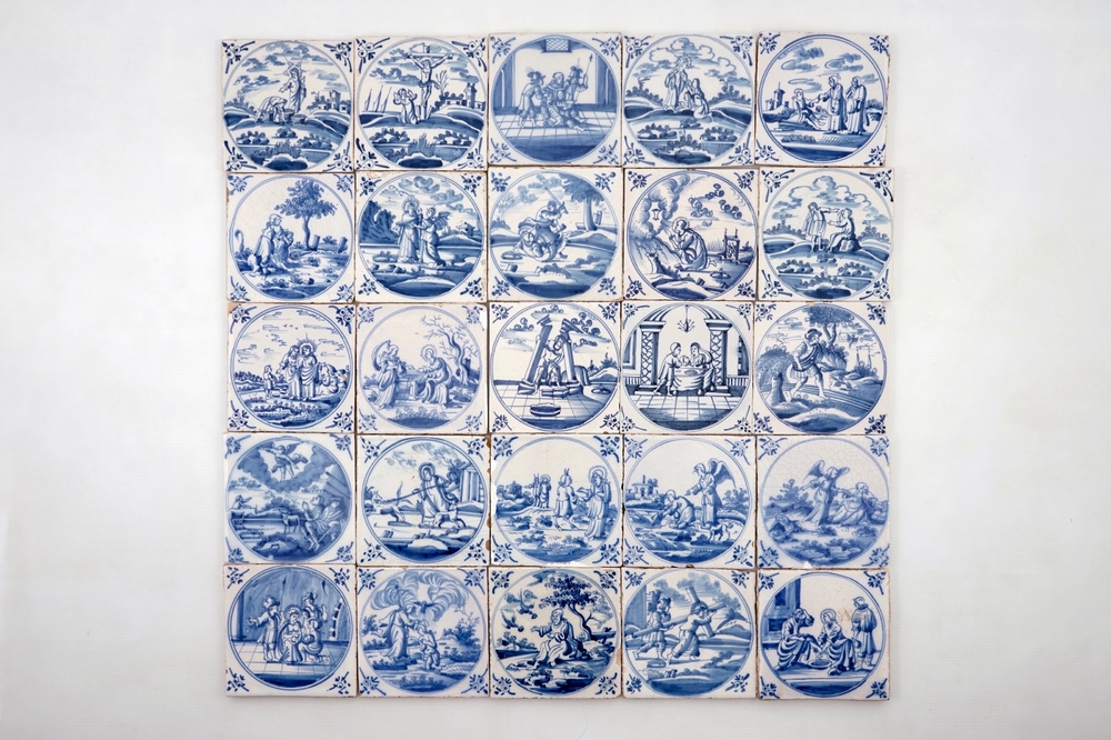Een veld van 25 blauwwitte Delftse tegels met bijbels decor in medaillon, 18e eeuw