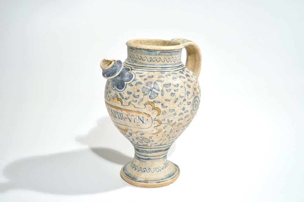 Une chevrette en majolique d'Anvers au m&eacute;daillon polychrome, milieu du 16&egrave;me