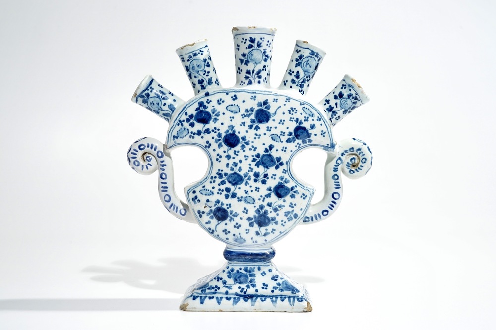 Een blauwwitte Delftse tulpenvaas met floraal decor, 18e eeuw