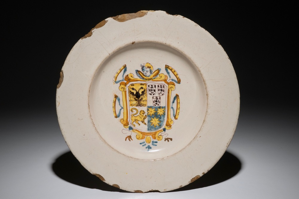 Un plat armori&eacute; en majolique italienne, Faenza, 17&egrave;me