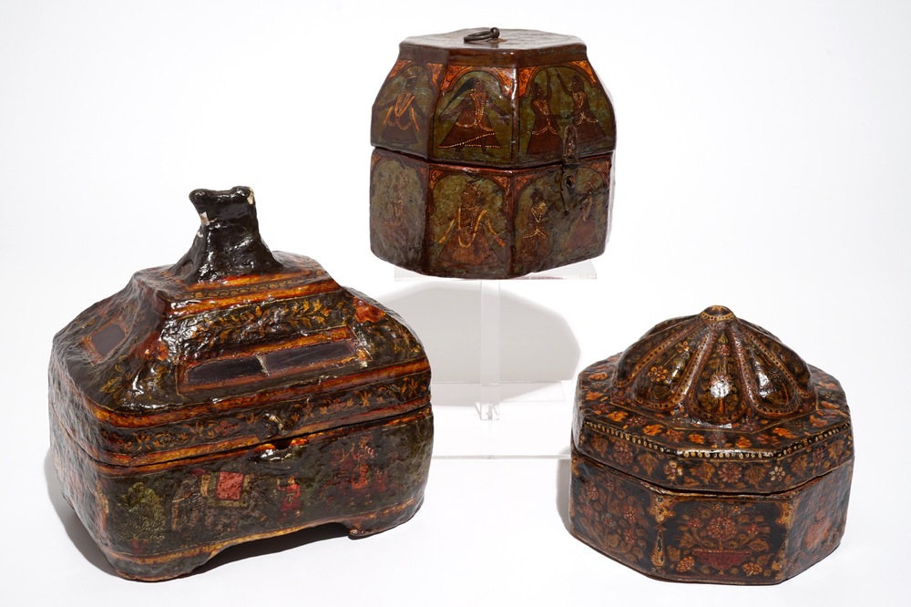 Trois bo&icirc;tes en papier m&acirc;ch&eacute; peint, prob. Inde, 19&egrave;me
