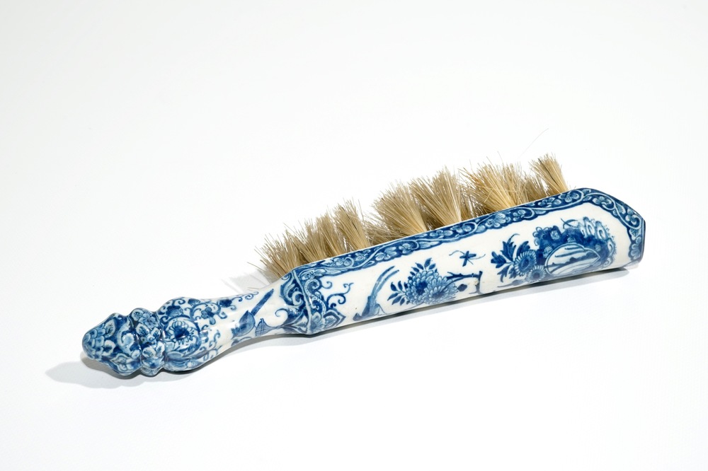 A Dutch Delft blue and white brush with handle, 1st half 18th C.