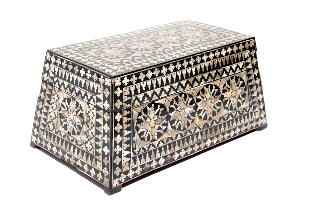 Une bo&icirc;te trap&eacute;zo&iuml;de incrust&eacute; de nacre, prob. Gujarat, Inde, Empire Moghol, 18/19&egrave;me