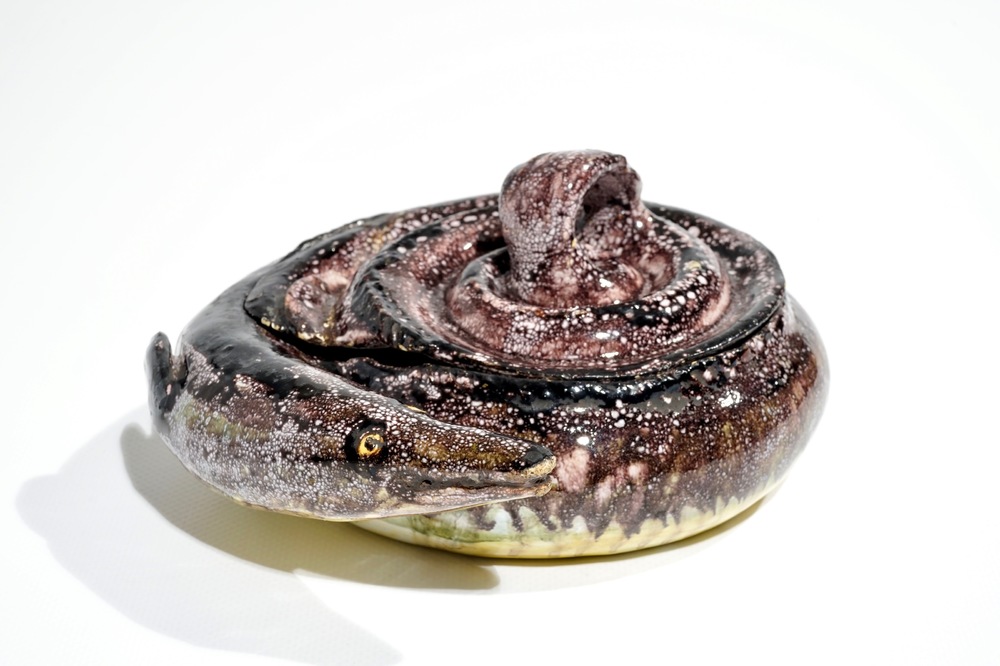 Une terrine couverte en forme de brochet en fa&iuml;ence de Bruxelles, 18&egrave;me