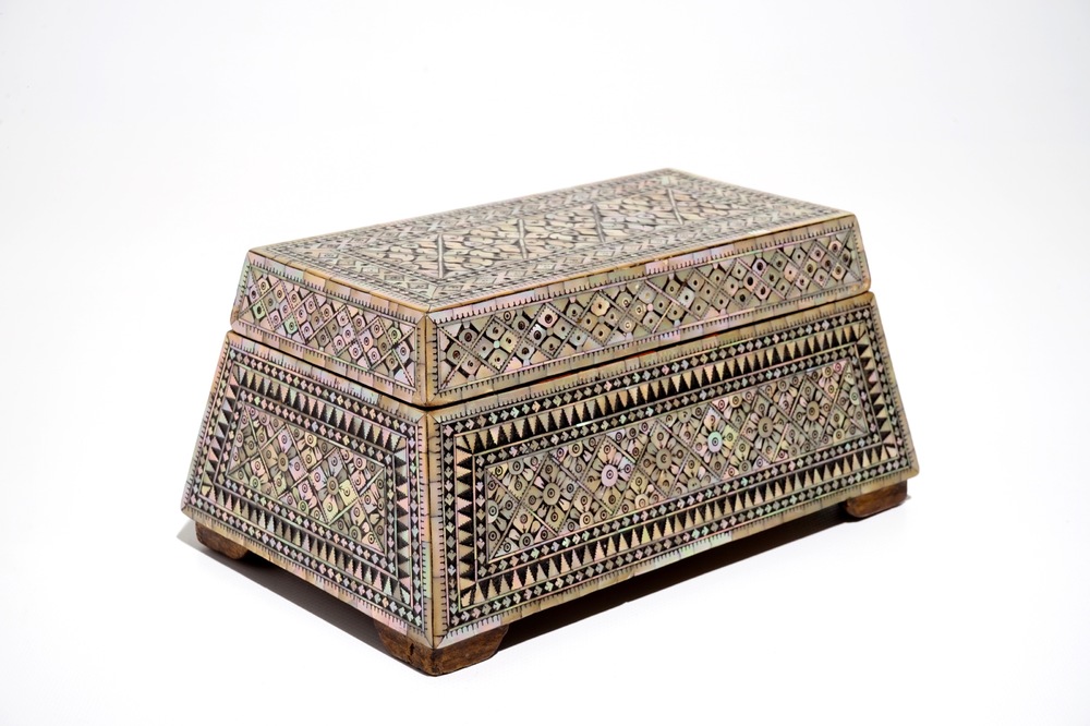 Une bo&icirc;te trap&eacute;zo&iuml;de incrust&eacute; de nacre, prob. Gujarat, Inde, Empire Moghol, 18/19&egrave;me