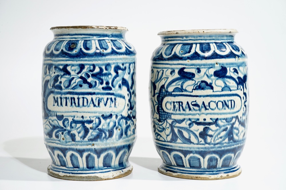 Een paar grote blauwwitte albarelli met "A foglie" decor in Antwerpse majolica, 16e eeuw