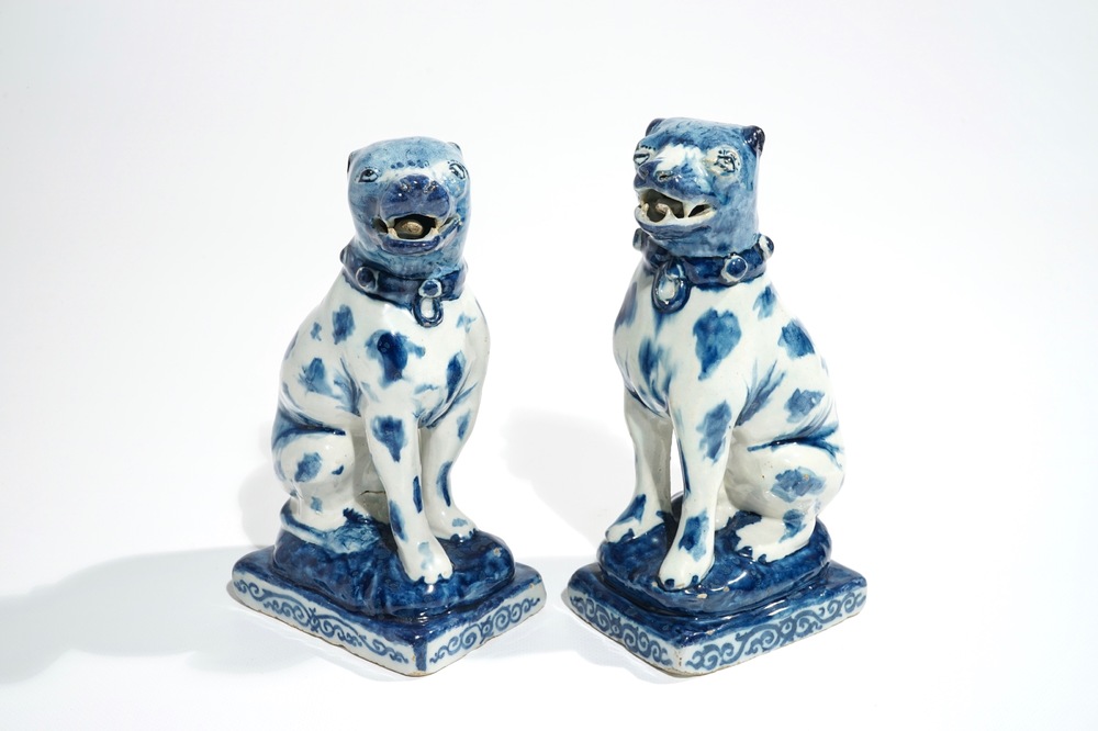 Een paar blauwwitte Delftse honden, 1e helft 18e eeuw