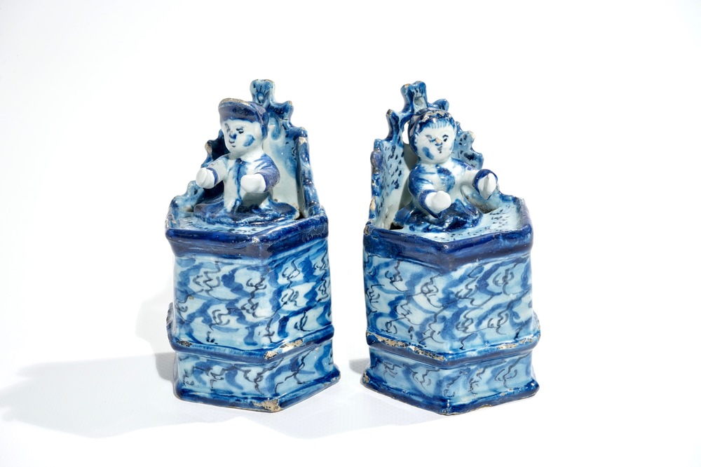 Une paire de figures d'enfants assis en fa&iuml;ence de Delft bleu et blanc, 18&egrave;me