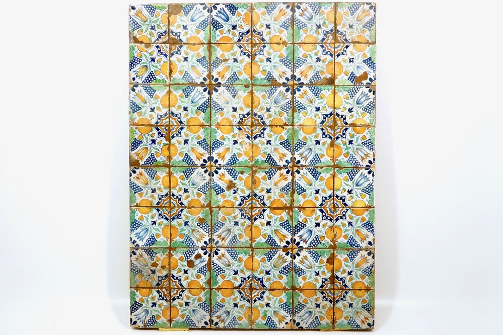 Un panneau de 48 carreaux en fa&iuml;ence de Delft polychrome, 17&egrave;me