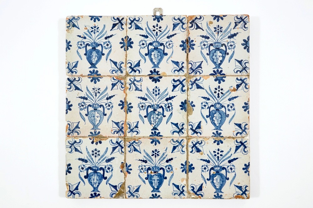 Un panneau de 9 carreaux en fa&iuml;ence de Delft bleu et blanc, 1&egrave;re moiti&eacute; du 17&egrave;me