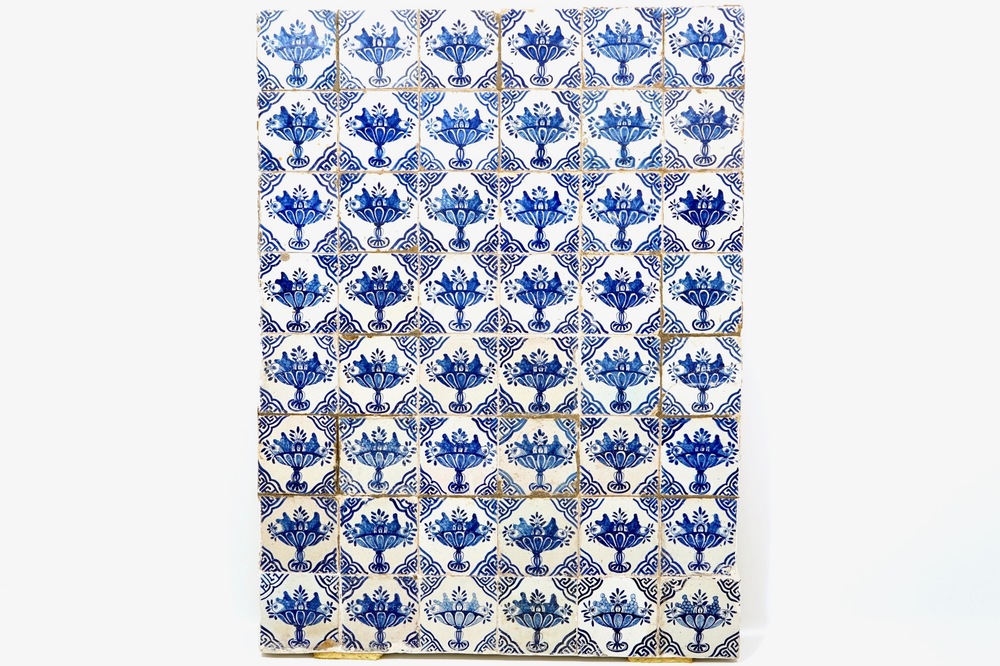 Een veld van 48 blauwwitte Delftse tegels met tazza met fruit, 17e eeuw