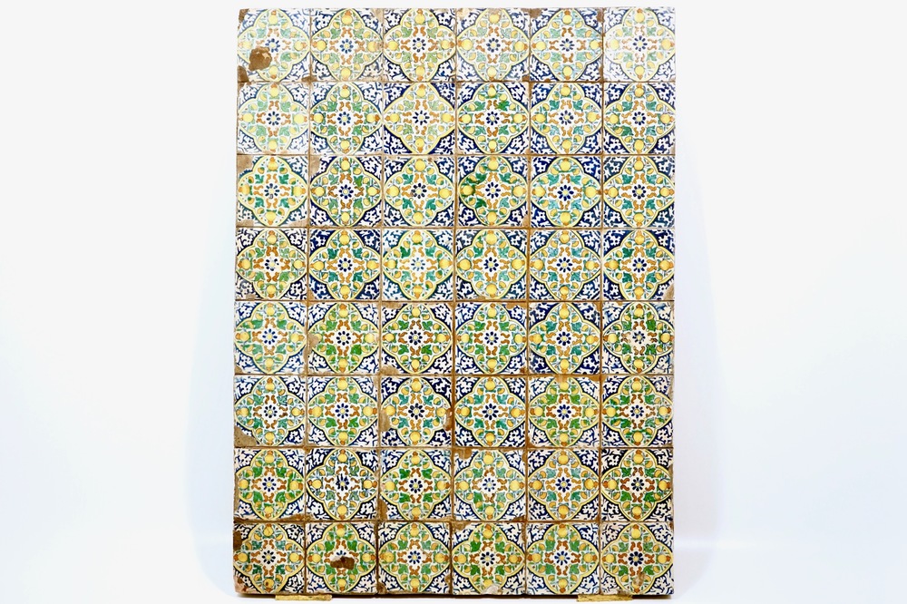 Een veld van 48 polychrome Delftse pompadour tegels, 17e eeuw