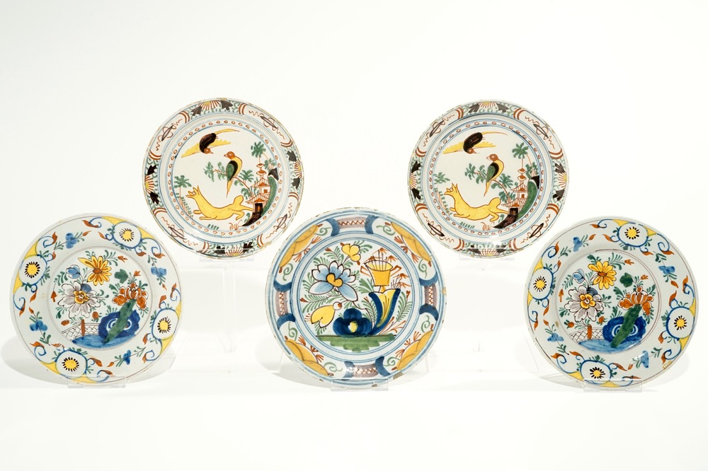 Cinq assiettes polychromes en fa&iuml;ence de Delft, 18&egrave;me