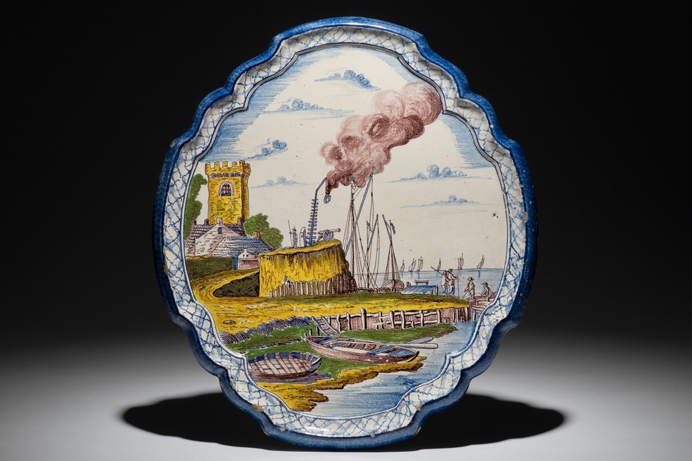 Une plaque en fa&iuml;ence polychrome de Makkum &agrave; d&eacute;cor d'une sc&egrave;ne de port, 19&egrave;me