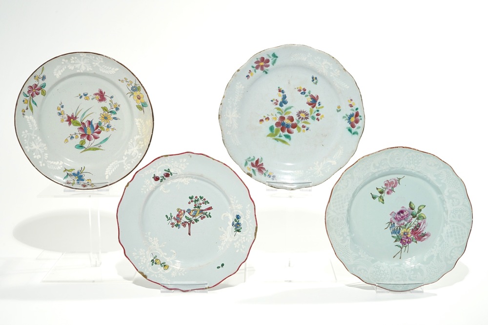 Quatre assiettes polychromes en fa&iuml;ence de Saint-Amand-les-Eaux, 18&egrave;me