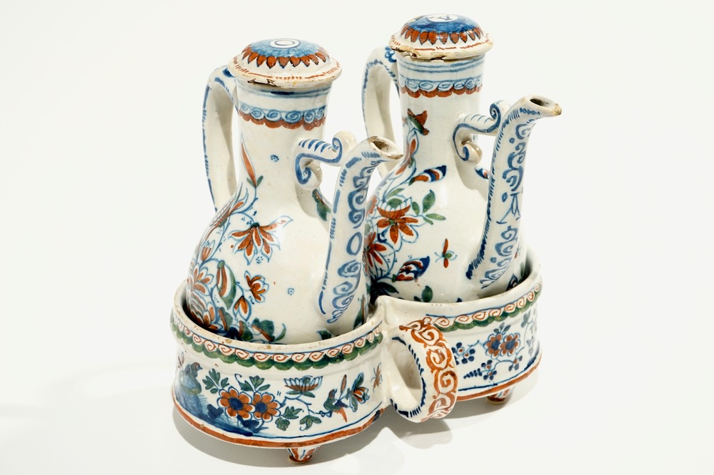 A Dutch Delft cashmire palette cruet set for oil and vinegar, 17/18th C.