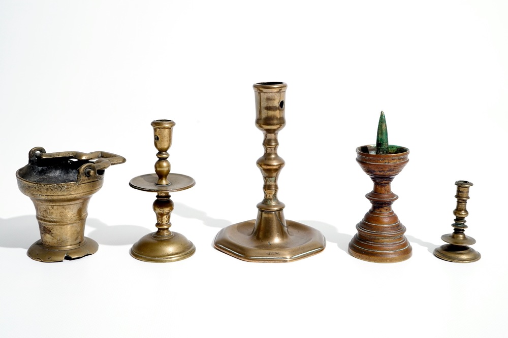 Een bronzen wijwateremmer en vier diverse miniatuur kandelaars, 16/17e eeuw en later