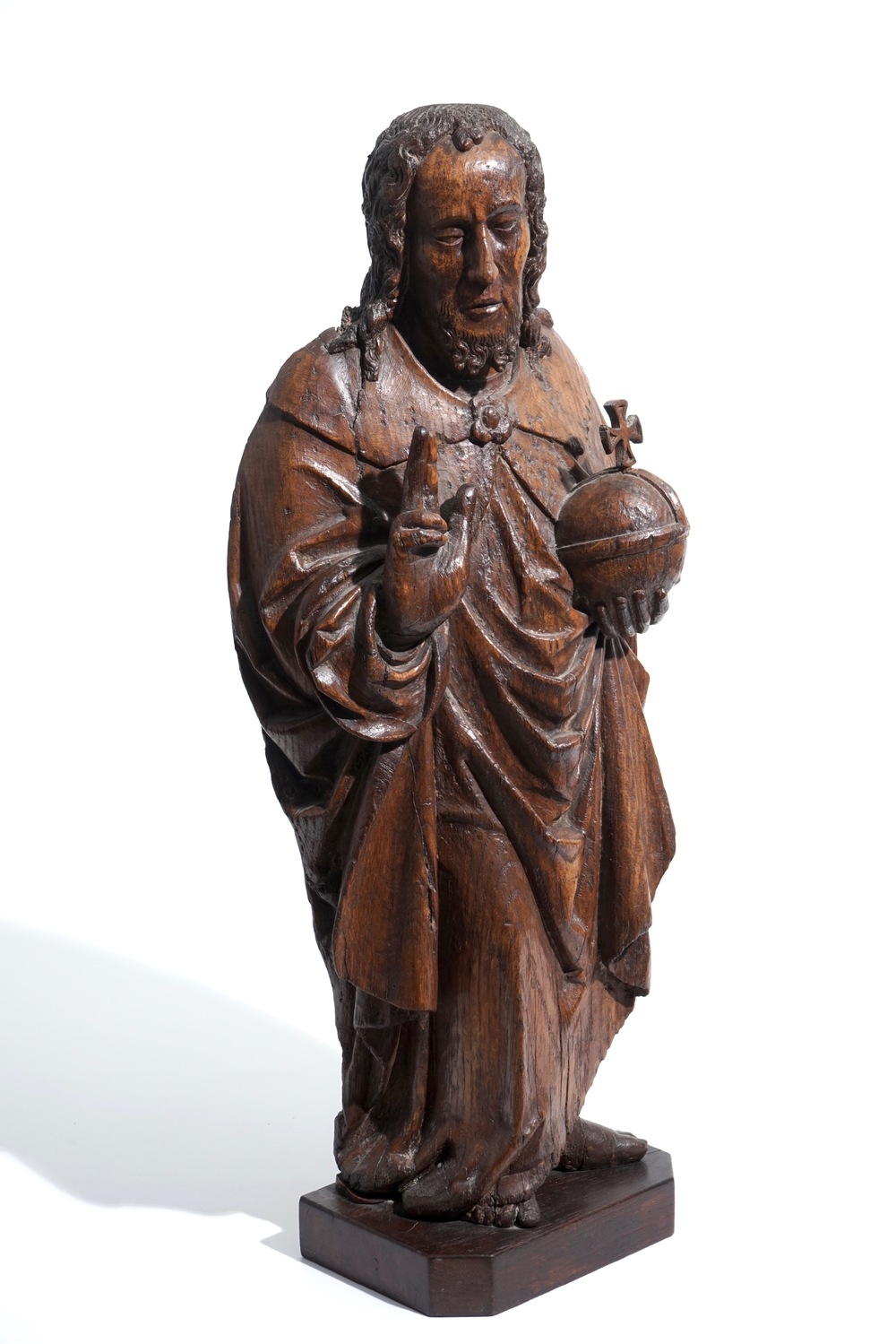 Een grote eiken sculptuur van Christus als Salvator Mundi, Vlaanderen, 16e eeuw