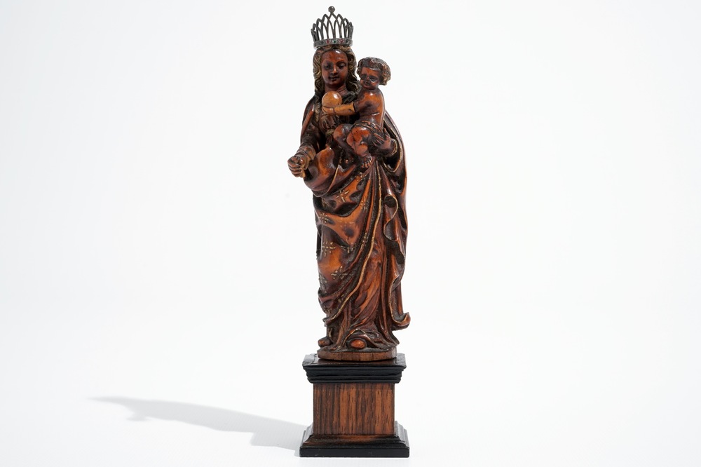 Une Vierge &agrave; l'Enfant en buis sculpt&eacute; et dor&eacute; sur socle en palissandre, 16/17&egrave;me