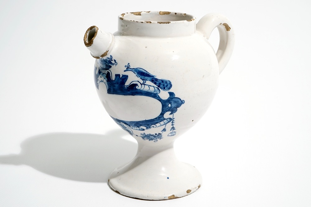 Une chevrette en fa&iuml;ence de Delft bleu et blanc, 18&egrave;me