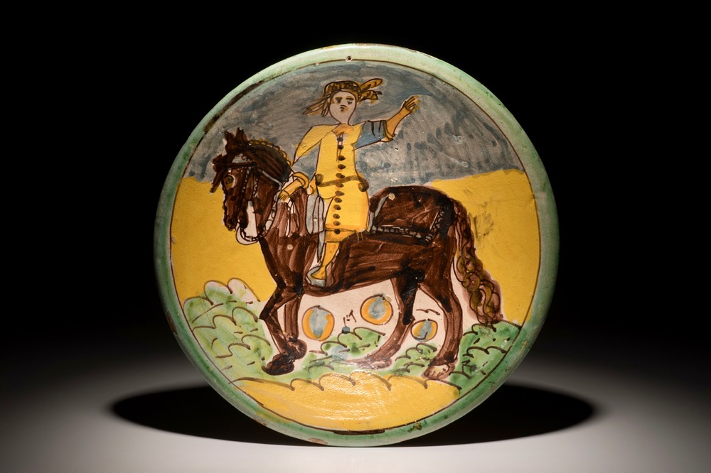 Un plat en majolique italienne &agrave; d&eacute;cor d'un cavalier, Montelupo, 17&egrave;me