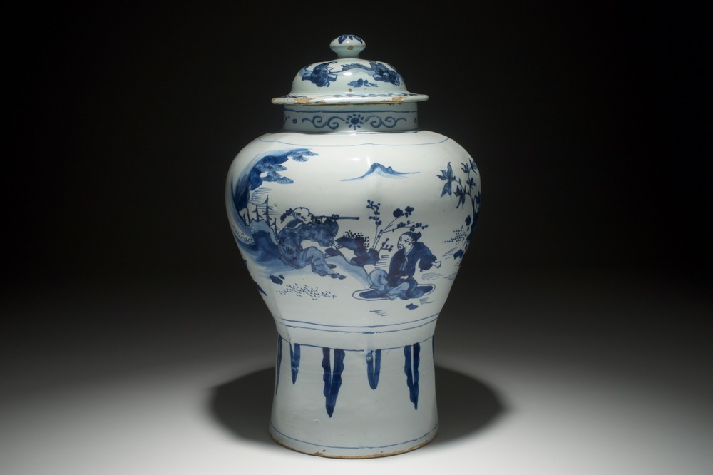 Een blauwwitte Delftse chinoiserie dekselvaas, 2e helft 17e eeuw