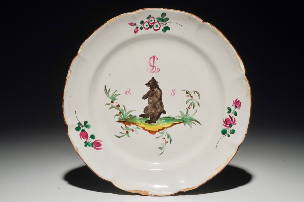 A French faience de l'Est plate with a bear, Les Islettes or Moustiers, 18th C.