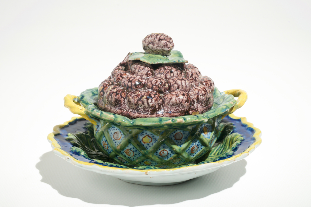 Un confiturier aux m&ucirc;res sur pr&eacute;sentoir en fa&iuml;ence polychrome de Delft, 18&egrave;me