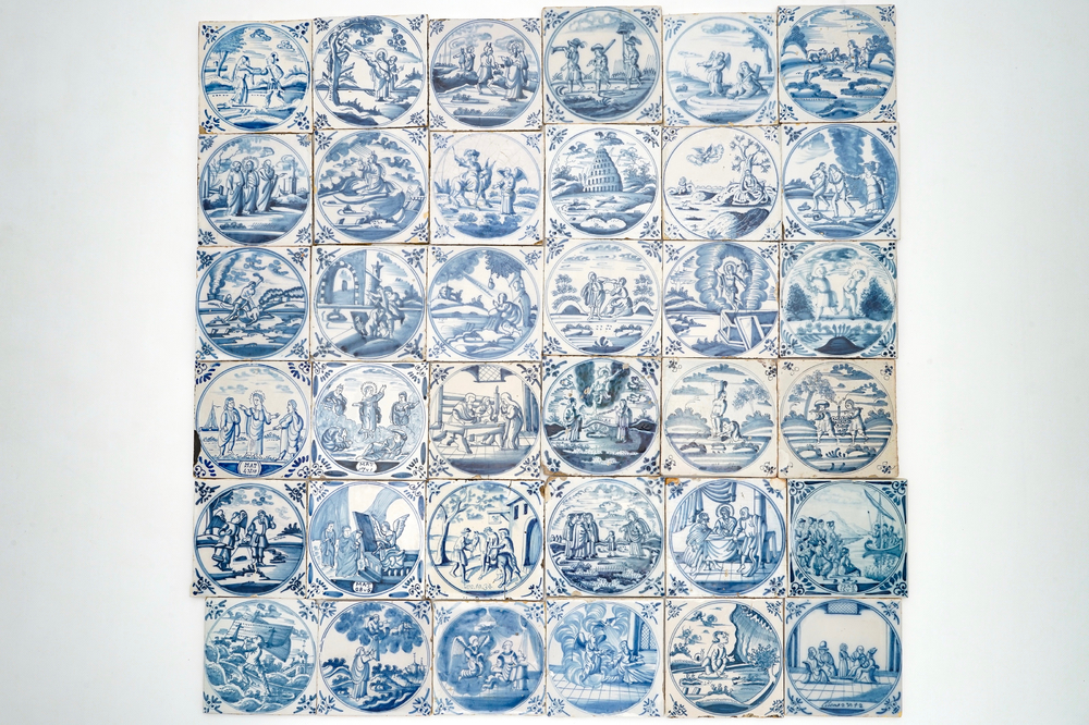 Een veld van 36 blauwwitte Delftse tegels met bijbels decor in medaillon, 18e eeuw