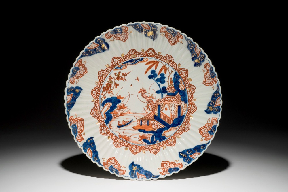 Un plat en fa&iuml;ence dor&eacute;e de Delft &agrave; d&eacute;cor de chinoiserie, 18&egrave;me